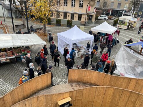 Der Walkshop ist auf dem Wuhrplatz, wo gerade ein Markt stattfindet