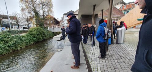 Der Walkshop schaut am Wuhrplatz den Zugang zum Wasser an.